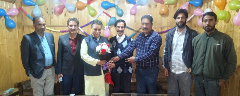 اشتیاق بیگ سینئر فارماسسٹ کو ان کی ریٹائرمنٹ پر خراجِ تحسین