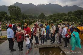 شدید گرمی کی تپش سے راحت پانے کیلئے سیاحتی مقامات پر مقامی و غیر مقامی سیلانیوں کا رش