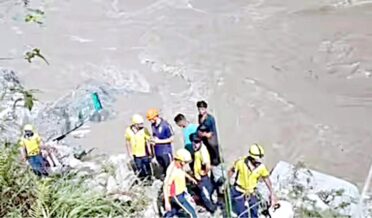 اتراکھنڈ میں حادثہ ، بس الکنندا ندی میں گر گئی