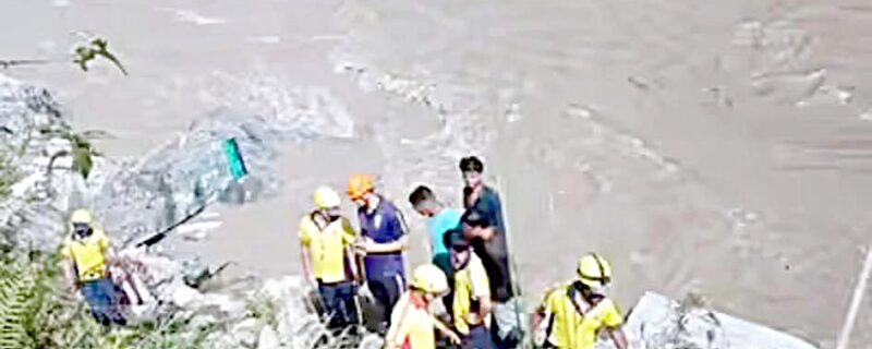 اتراکھنڈ میں حادثہ ، بس الکنندا ندی میں گر گئی