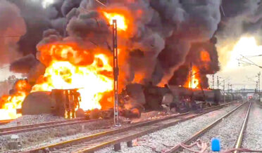 خام تیل سے بھری مال گاڑی میں بھیانک آتشزدگی