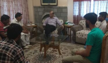 وزیر اعلیٰ کے مشیر کی صفائی کرمچاری نمائندوں سے ملاقات