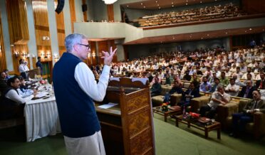 وزیر اعلیٰ عمر عبداللہ کا قومی تعلیمی پالیسی کی مکمل عمل آوری پر زور اورمعلمین سے طلبأ کو بااِختیار بنانے کی تاکید
