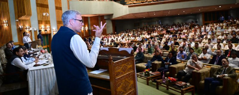 وزیر اعلیٰ عمر عبداللہ کا قومی تعلیمی پالیسی کی مکمل عمل آوری پر زور اورمعلمین سے طلبأ کو بااِختیار بنانے کی تاکید