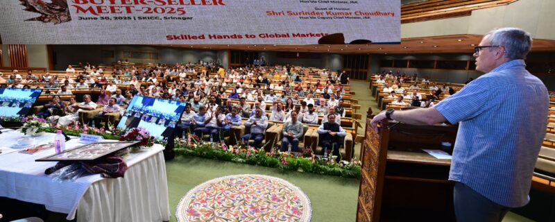 وزیر اعلیٰ عمر عبداللہ کا ایس کے آئی سی سی میں خریدار ۔ تخلیق کار تعلق کی بحالی پر زور