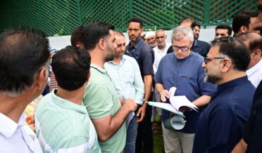 وزیر اعلیٰ عمر عبداللہ کی سری نگر میں ’رابطہ’ دفتر میں عوامی ملاقات اور شہریوں کے مسائل سنے