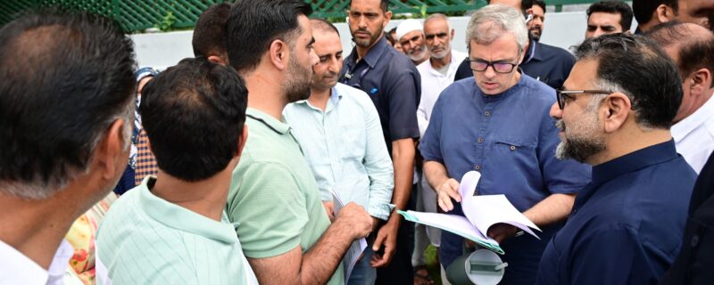 وزیر اعلیٰ عمر عبداللہ کی سری نگر میں ’رابطہ’ دفتر میں عوامی ملاقات اور شہریوں کے مسائل سنے