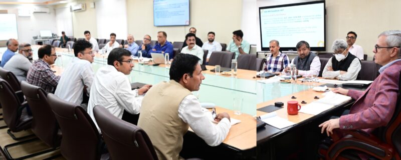 وزیر اعلیٰ عمر عبداللہ کا اہم ہائیڈرو پاور پروجیکٹوں کا جائزہ اور بروقت تکمیل پر زور