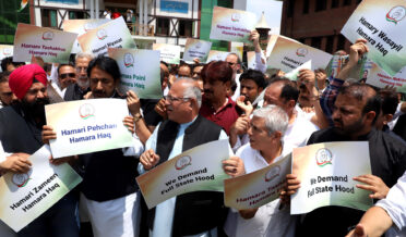 سری نگر میں کانگریس کے احتجاجی مارچ پر پابندیاں