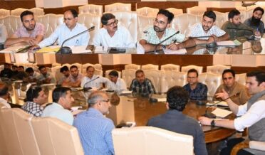 ضلع ترقیاتی کمشنر کولگام نے ’جل شکتی ابھیان۔کیچ دِی رین‘مہم کی پیش رفت کا جائزہ لیا