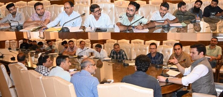 ضلع ترقیاتی کمشنر کولگام نے ’جل شکتی ابھیان۔کیچ دِی رین‘مہم کی پیش رفت کا جائزہ لیا