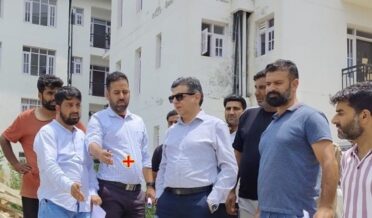 ڈاکٹر اروند کاروانی نے پی ایم پیکیج ملازمین کیلئے زیر تعمیرٹرانزٹ رہائش گاہوں کا معائینہ کیا