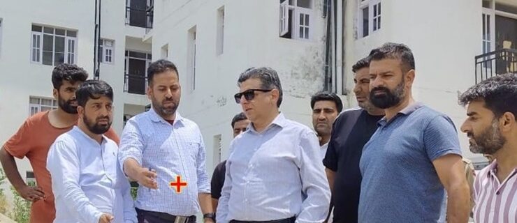 ڈاکٹر اروند کاروانی نے پی ایم پیکیج ملازمین کیلئے زیر تعمیرٹرانزٹ رہائش گاہوں کا معائینہ کیا