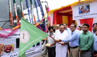 نائب وزیر اعلیٰ نے جموں سے سندربنی کے راستے کلاسر ا تک بس سروس کو ہری جھنڈی دِکھا کر روانہ کیا
