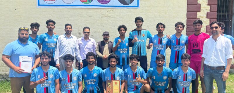 گورنمنٹ بوائز ہائر سیکنڈری اسکول سوپور نے ضلعی سطح کے بین المدارس فٹبال چمپئن شپ کا ٹائٹل جیت لیا