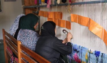 آئی آئی سی ٹی مختلف فلیگ شپ سکیموں کے تحت 11,000قالین بُننے والوں کی مہارت کو اَپ گریڈ کیا