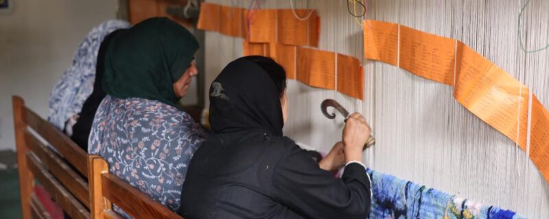 آئی آئی سی ٹی مختلف فلیگ شپ سکیموں کے تحت 11,000قالین بُننے والوں کی مہارت کو اَپ گریڈ کیا