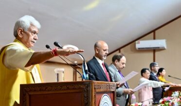 لیفٹیننٹ گورنر نے آئی یو ایس ٹی میں’ وِکست بھارت یووا کنیکٹ پروگرام‘ سے خطاب کیا