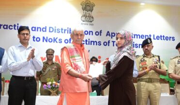 لیفٹیننٹ گورنر نے دہشت گردی کے متاثرین کے لواحقین کو تقرری نامے سوپنے