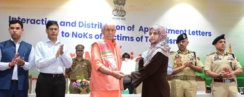 لیفٹیننٹ گورنر نے دہشت گردی کے متاثرین کے لواحقین کو تقرری نامے سوپنے