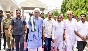 لیفٹیننٹ گورنر نے جموں کے سرحدی گائوں چنگیہ ارنیا میں داتی ماں دیوا ستھان پر حاضری دی