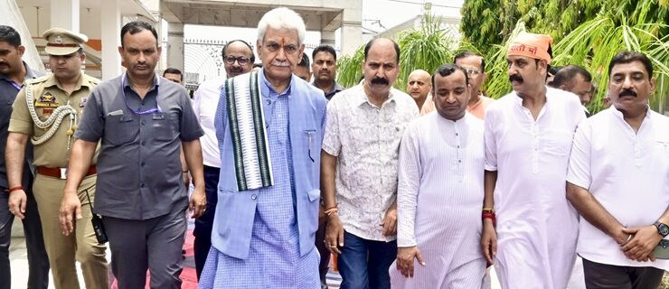 لیفٹیننٹ گورنر نے جموں کے سرحدی گائوں چنگیہ ارنیا میں داتی ماں دیوا ستھان پر حاضری دی