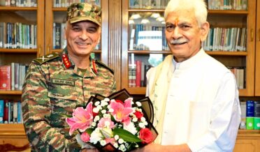 لیفٹیننٹ جنرل راجیو گھئی، ڈپٹی چیف آف آرمی اسٹاف (سٹریٹیجی) اور ڈی جی ایم او نے لیفٹیننٹ گورنر منوج سنہا سے ملاقات کی