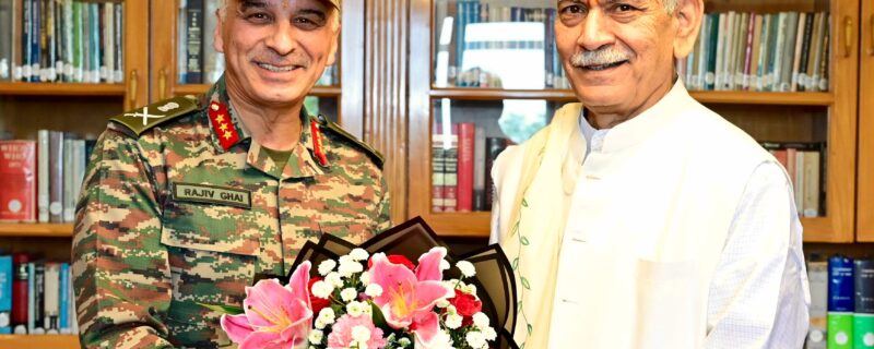 لیفٹیننٹ جنرل راجیو گھئی، ڈپٹی چیف آف آرمی اسٹاف (سٹریٹیجی) اور ڈی جی ایم او نے لیفٹیننٹ گورنر منوج سنہا سے ملاقات کی