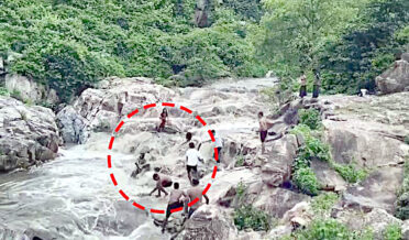 جھرنے کے تیز بہاؤ میں لڑکیاں بہنے لگیں، سیاحوں نے بچا لیا