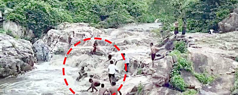 جھرنے کے تیز بہاؤ میں لڑکیاں بہنے لگیں، سیاحوں نے بچا لیا