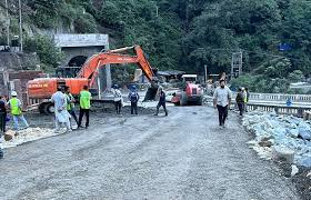 جموں وکشمیر میں سڑکوں کی تجدیدومرمت اور سرکاری عمارتیں بنانے کے تعمیراتی کام جاری