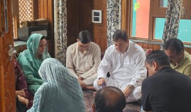 سکینہ اِیتو اور جاوید ڈار کا وزیر اعلیٰ کے او ایس ڈِی کے اہلِ خانہ سے اِظہارِ تعزیت