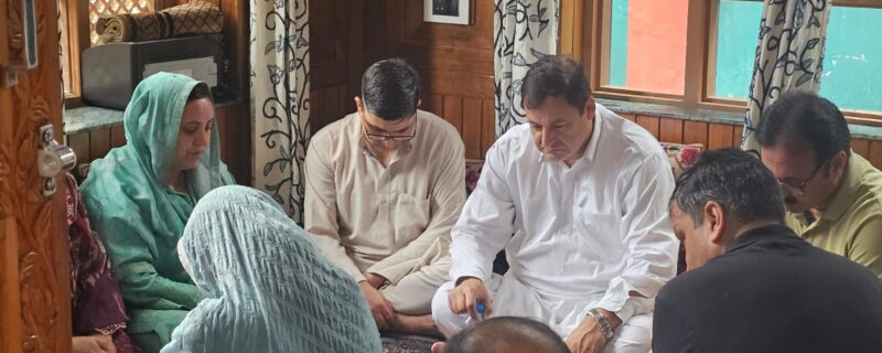 سکینہ اِیتو اور جاوید ڈار کا وزیر اعلیٰ کے او ایس ڈِی کے اہلِ خانہ سے اِظہارِ تعزیت