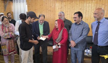 سکینہ اِیتو نے بارہمولہ میں آگ متاثرین میں 13لاکھ روپے کے اِمدادِی چیک تقسیم کئے