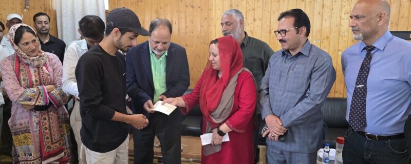 سکینہ اِیتو نے بارہمولہ میں آگ متاثرین میں 13لاکھ روپے کے اِمدادِی چیک تقسیم کئے