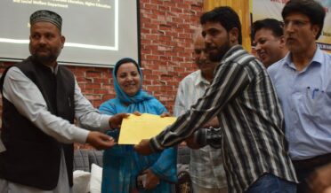 سکینہ اِیتو نے جی ڈِی سی پلوامہ میں نیٹ کے کامیاب طلباء،دسویں اور بارہویں جماعت کے ہونہار طلبأ کو مُبارک باد دی