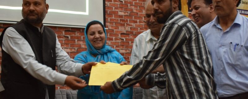 سکینہ اِیتو نے جی ڈِی سی پلوامہ میں نیٹ کے کامیاب طلباء،دسویں اور بارہویں جماعت کے ہونہار طلبأ کو مُبارک باد دی