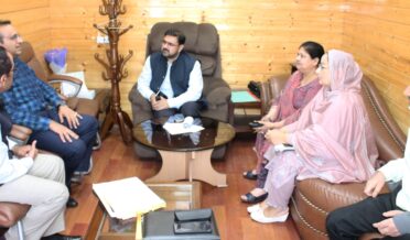 سٹیٹ کنزیومرڈِسپیوٹس ریڈریس کمیٹی جموں وکشمیر نے صارفین کی بیداری کے اَقدامات کو حکمت عملی بنانے کیلئے ستیش شرما سے ملاقات کی