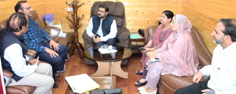 سٹیٹ کنزیومرڈِسپیوٹس ریڈریس کمیٹی جموں وکشمیر نے صارفین کی بیداری کے اَقدامات کو حکمت عملی بنانے کیلئے ستیش شرما سے ملاقات کی