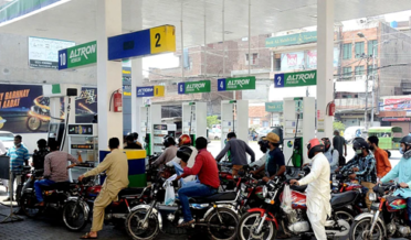 پاکستانی عوام پر پھوٹا ’مہنگائی بم‘، پٹرول اور ڈیزل کی قیمتوں میں زبردست اضافہ