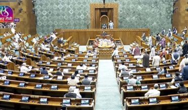 پارلیمنٹ میں ’ووٹ چوری‘ کے خلاف اپوزیشن کا شدید احتجاج