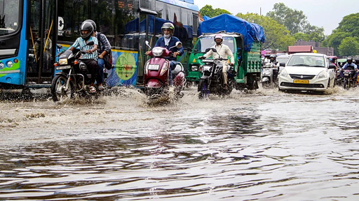 شدید بارش سے کئی شہروں کا حال بے حال، دہلی اور ممبئی میں آبی جماؤ اور ٹریفک جام سے لوگ پریشان