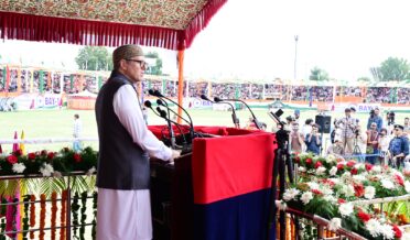 وزیر اعلیٰ عمر عبداللہ نے بخشی سٹیڈیم میں قومی پرچم لہرایا اور 79ویں یوم آزادی کے موقعہ پر لوگوں سے خطاب کیا