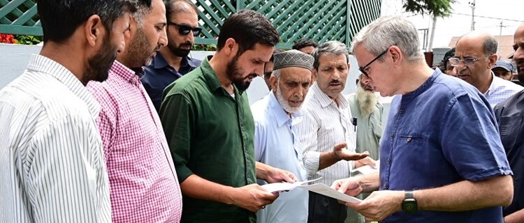 وزیر اعلیٰ عمر عبداللہ کی ’رابطہ‘ رسائی دفتر میں عوام سے ملاقات