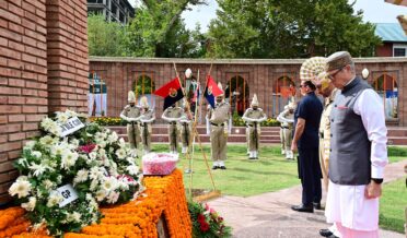 وزیر اعلیٰ عمر عبداللہ نے بلیدان ستمبھ پر گل دائرے چڑھائے اور شہدأ کو خراجِ عقیدت پیش کیا