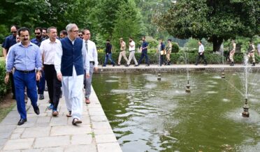وزیر اعلیٰ عمر عبداللہ نے شالیمار باغ کا دورہ کیا اور بحالی کے کاموں کا جائزہ لیا