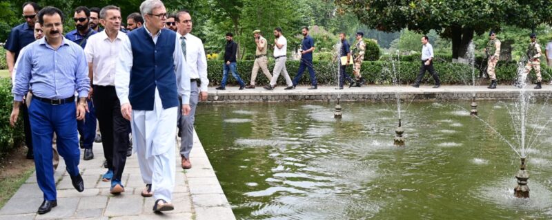 وزیر اعلیٰ عمر عبداللہ نے شالیمار باغ کا دورہ کیا اور بحالی کے کاموں کا جائزہ لیا