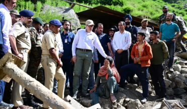 وزیر اعلیٰ عمر عبداللہ نے بادل پھٹنے سے متاثرہ چسوٹی گائوں کا دورہ کیا