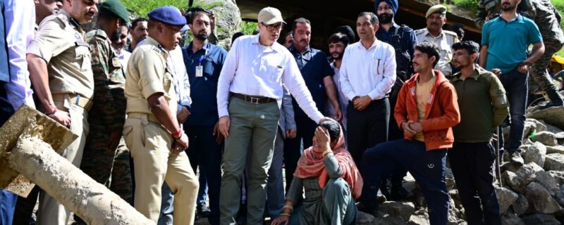 وزیر اعلیٰ عمر عبداللہ نے بادل پھٹنے سے متاثرہ چسوٹی گائوں کا دورہ کیا