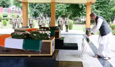 وزیر اعلیٰ عمر عبداللہ نے شہید فوجیوں کو خراجِ عقیدت پیش کیا